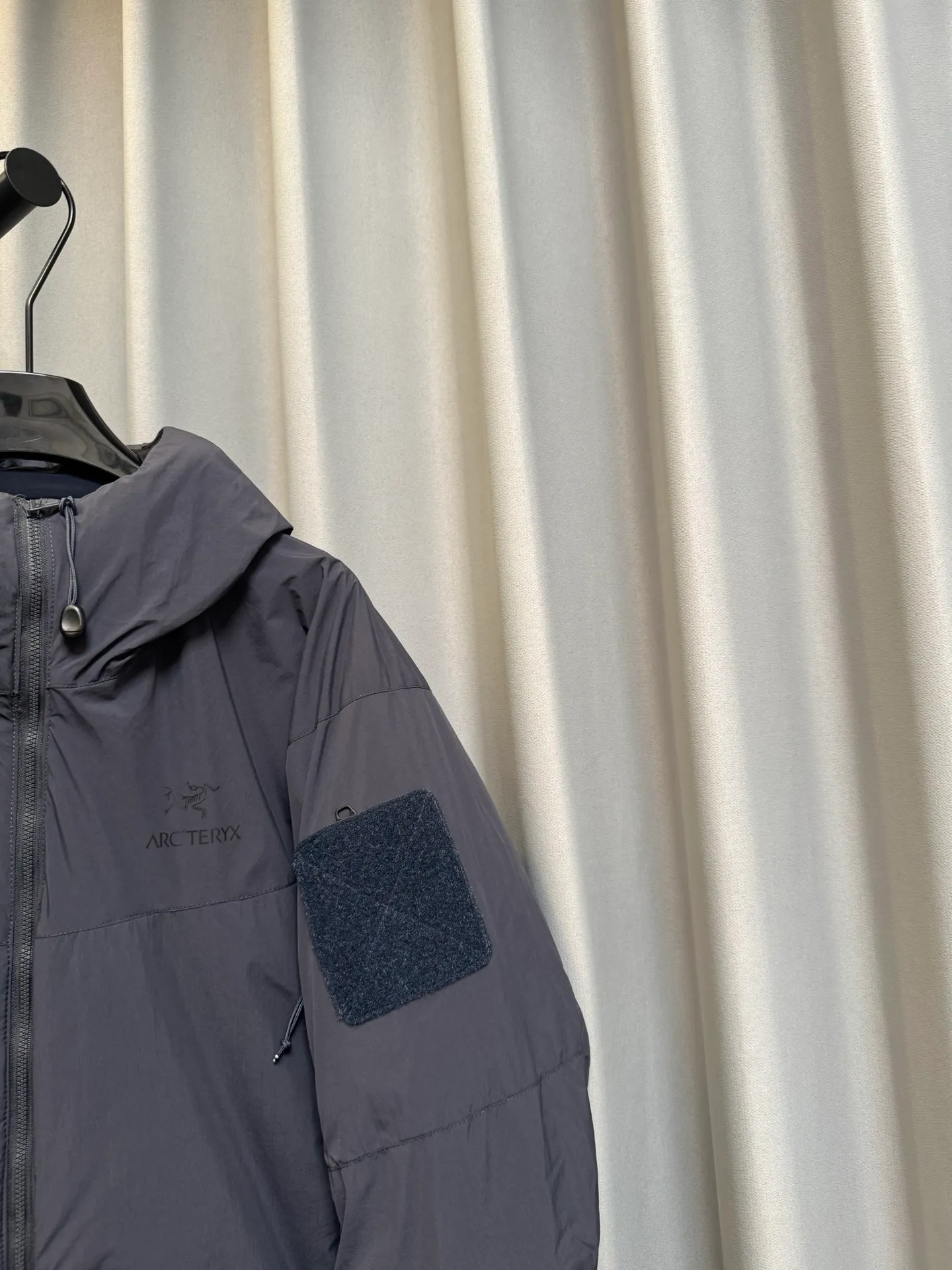 【Premium 】 Arc·teryx 26fw ! N WINDSTOPPER 2L ， Coreloft 100 ， 。 Cold Series ， ， ， ！ ， 。 windstopper ,n Gossamera Fusion WS。 ， ： 1： WINDSTOPPER ， ， ， ， 。 Coreloft ， 。 。 2： 。 3： ， ， 。 4： ， ， 。 ， ， ： / Gray/ Size：s/m/l/xl/xxl